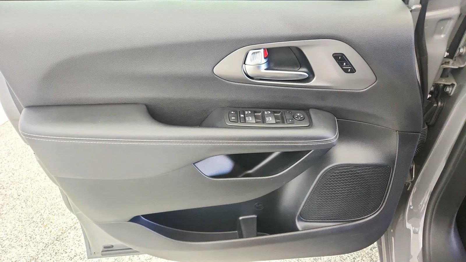 Used 2025 Chrysler Pacifica Select FWD image 24