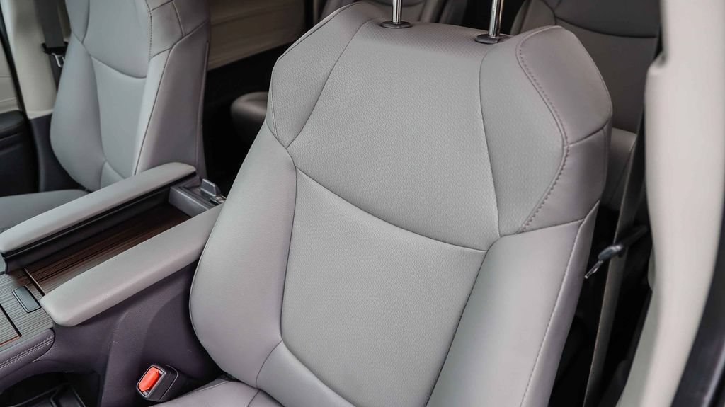 Used 2024 Toyota Sienna XLE w/ XLE Plus Package FWD image 31