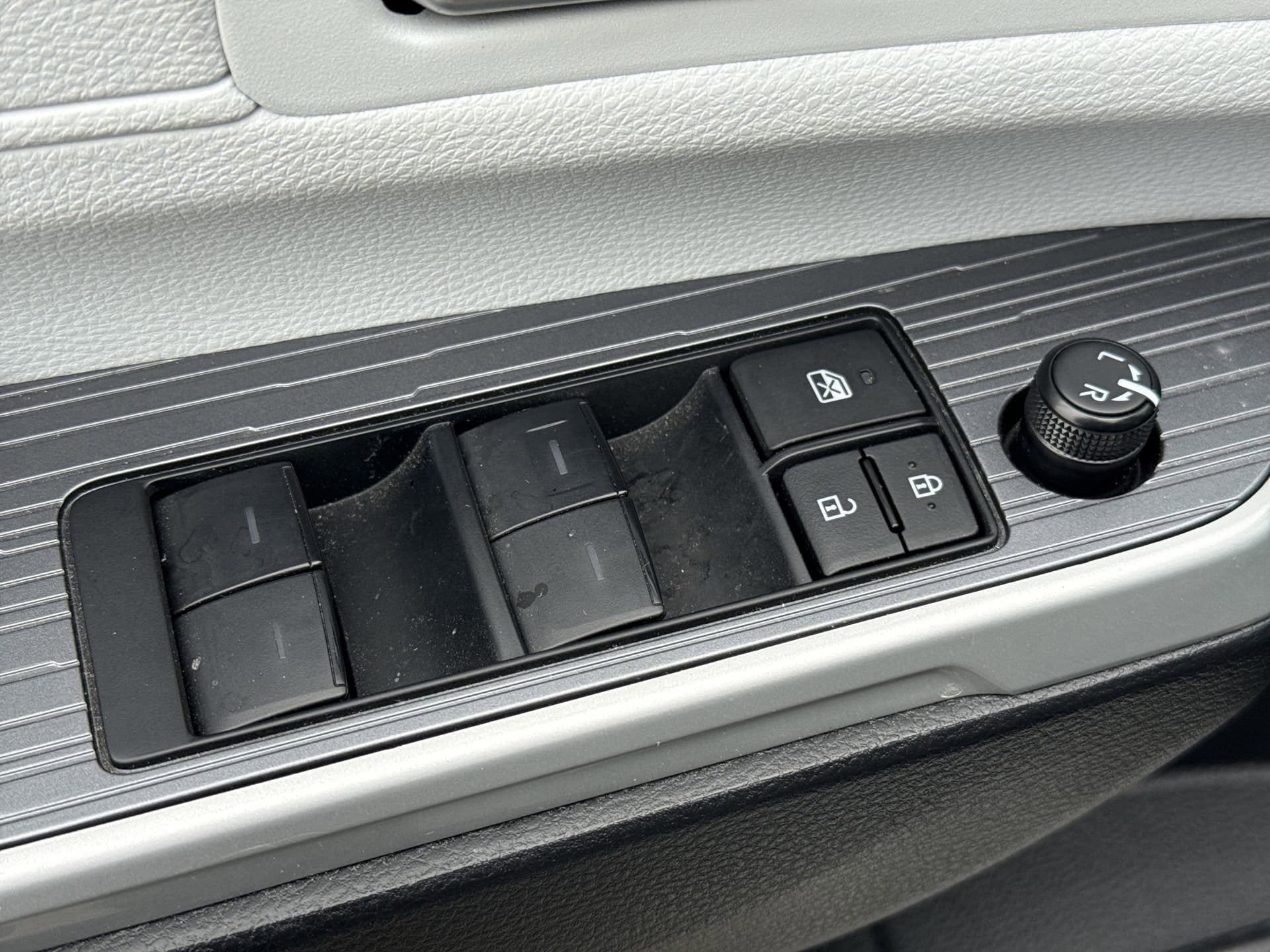 Certified 2025 Toyota Sienna XLE FWD image 15
