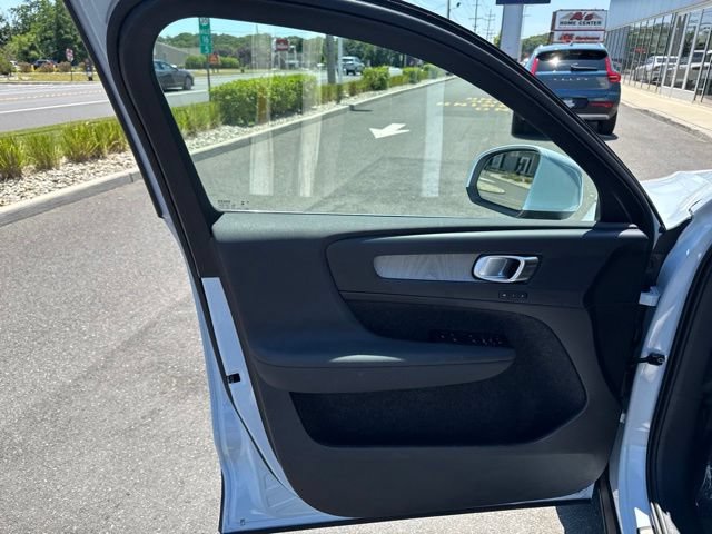 Used 2025 Volvo XC40 B5 Core AWD/4WD image 19