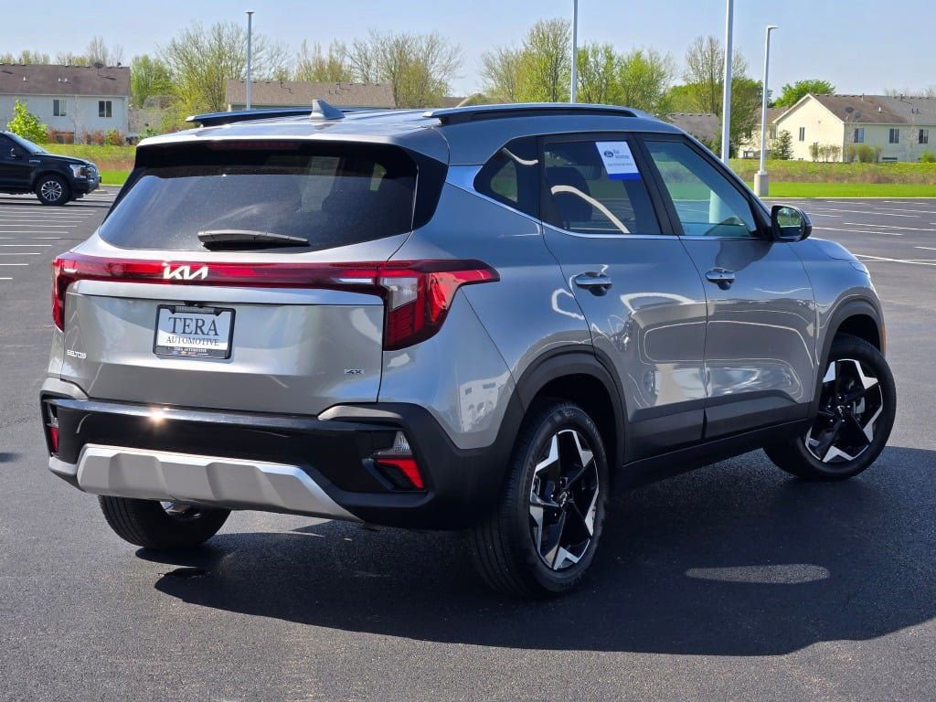 Used 2024 Kia Seltos EX image 11