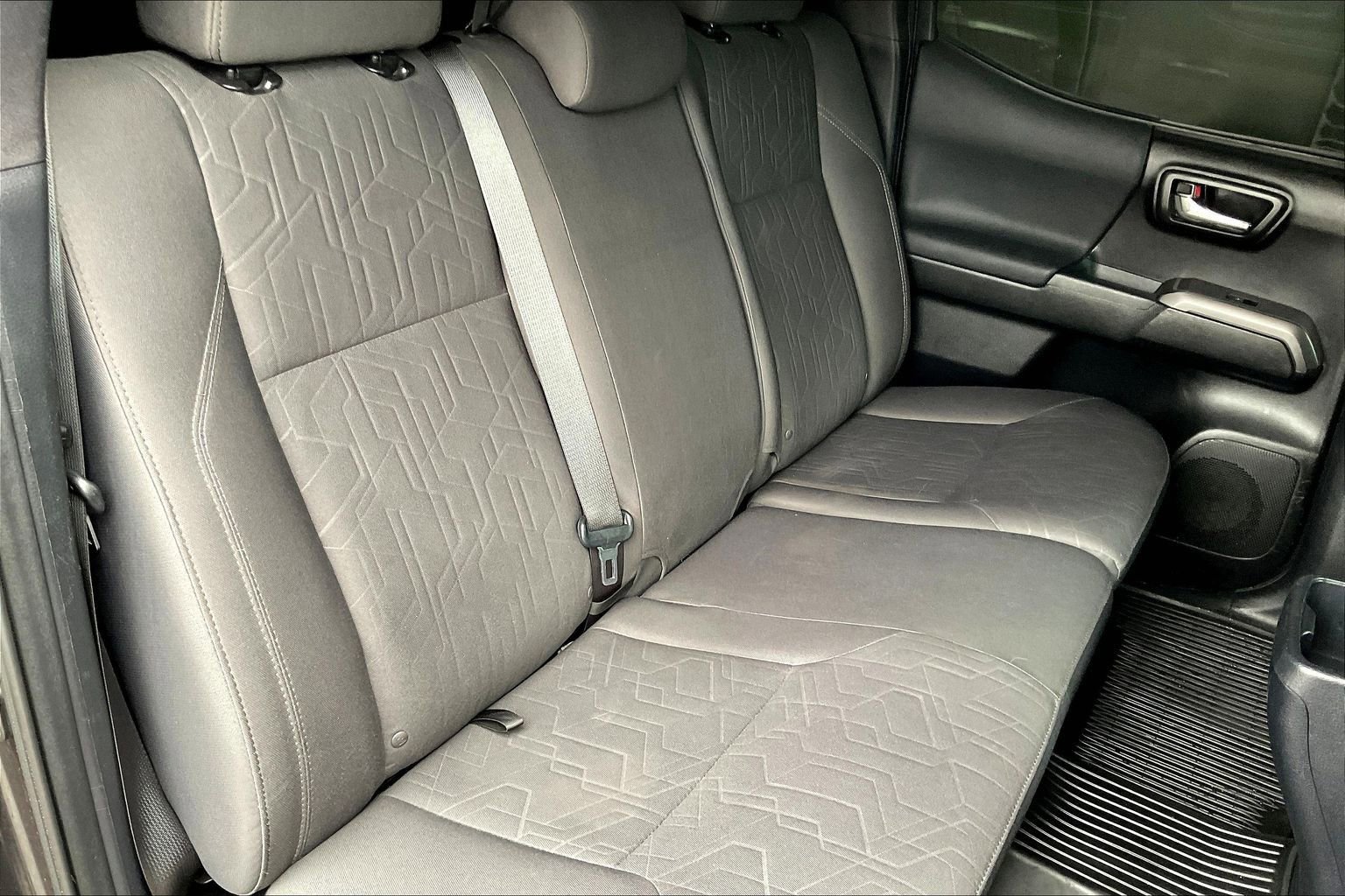 Used 2018 Toyota Tacoma TRD Off-Road w/ Technology Package AWD/4WD image 18