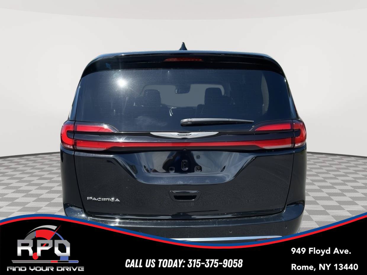 Used 2024 Chrysler Pacifica Touring-L FWD image 4