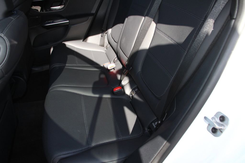 Used 2025 Mercedes-Benz GLC 300 4MATIC image 22