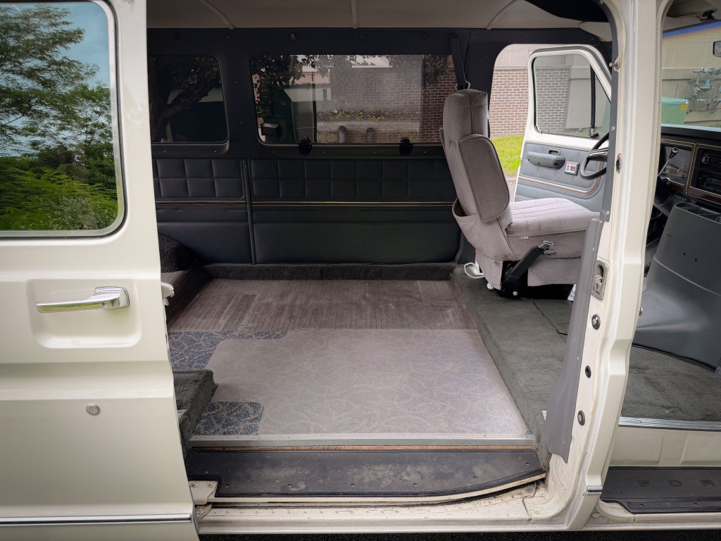 Used 1990 Ford E-150 and Econoline 150 RWD image 28