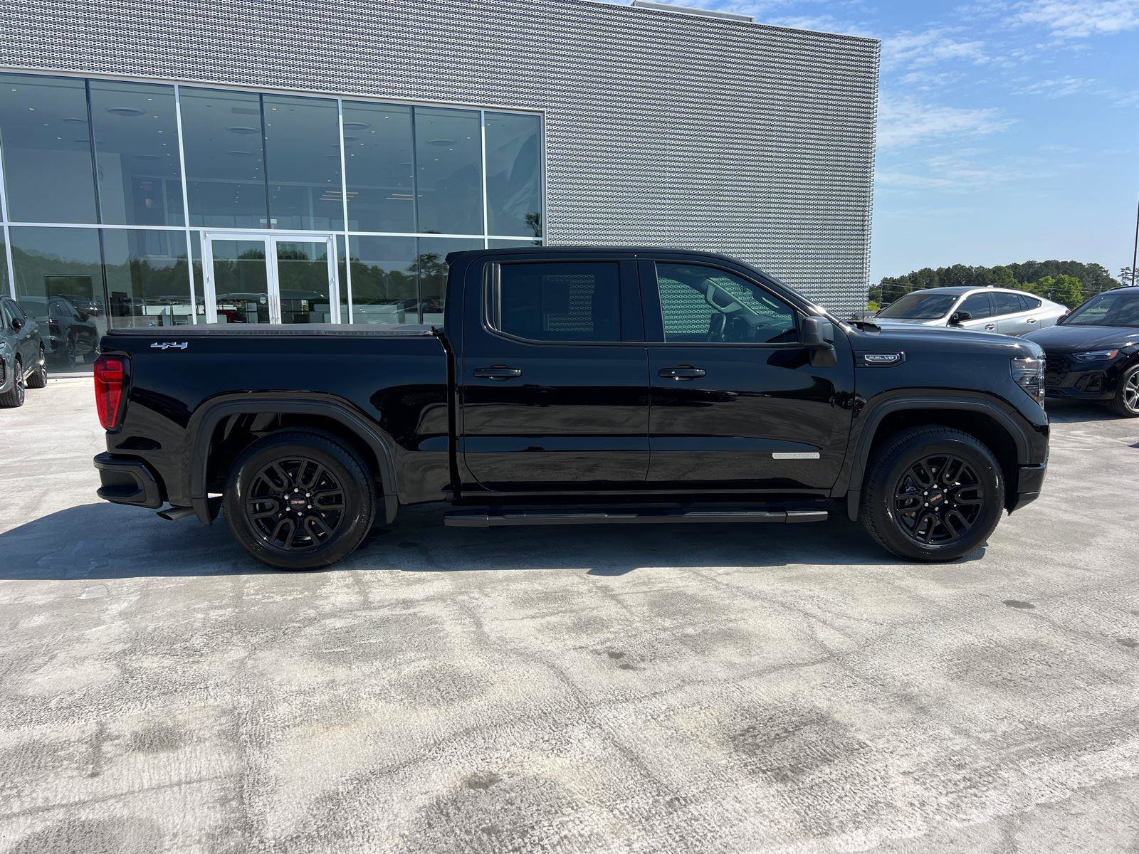 Used 2024 GMC Sierra 1500 Elevation AWD/4WD image 4