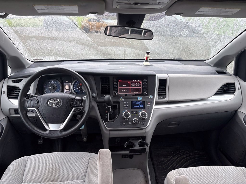 Used 2020 Toyota Sienna L FWD image 18