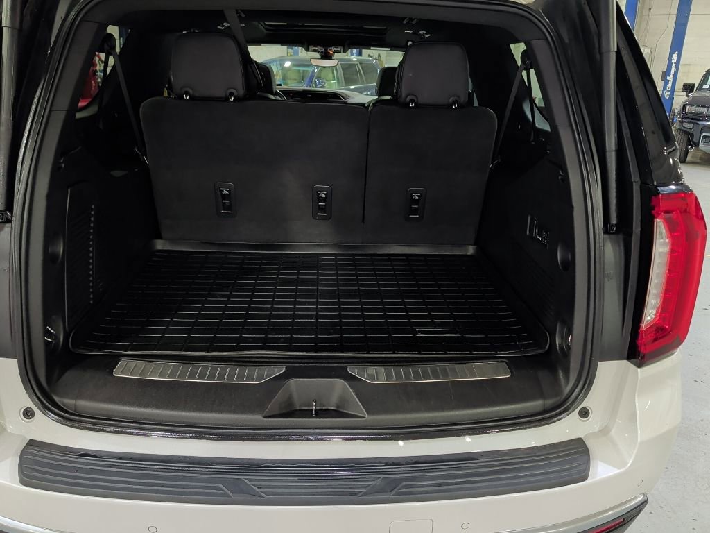 Used 2022 GMC Yukon XL Denali w/ Denali Premium Package image 17