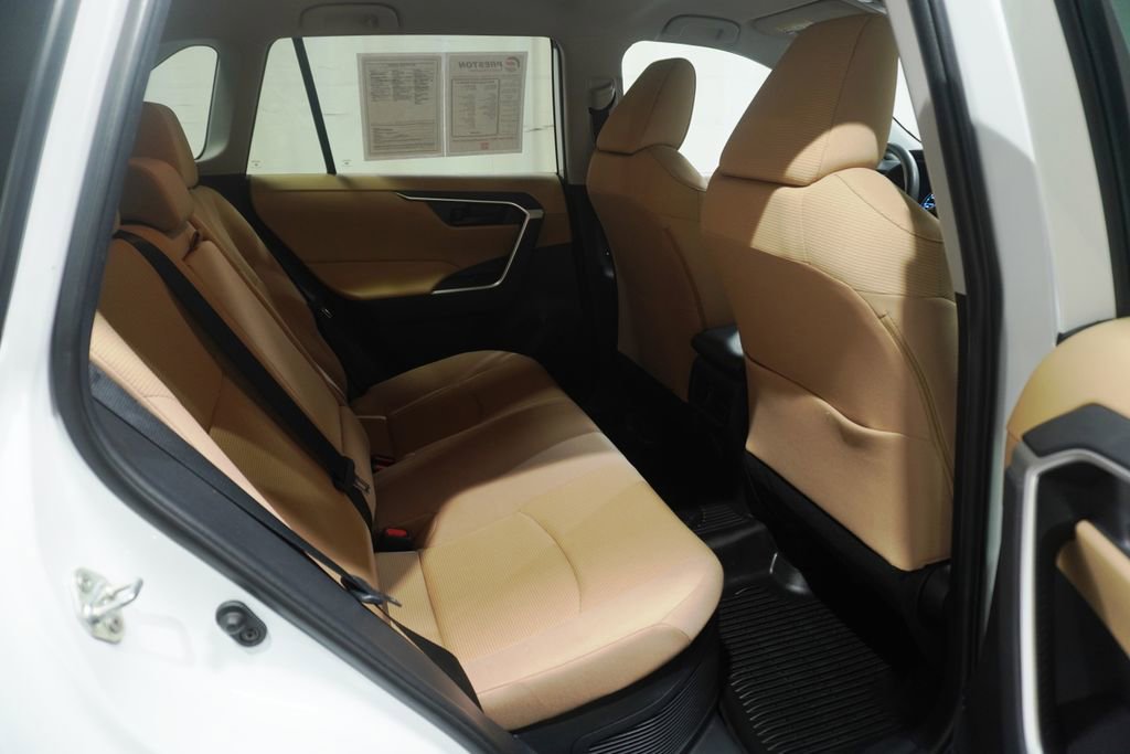 Used 2019 Toyota RAV4 LE AWD/4WD image 15