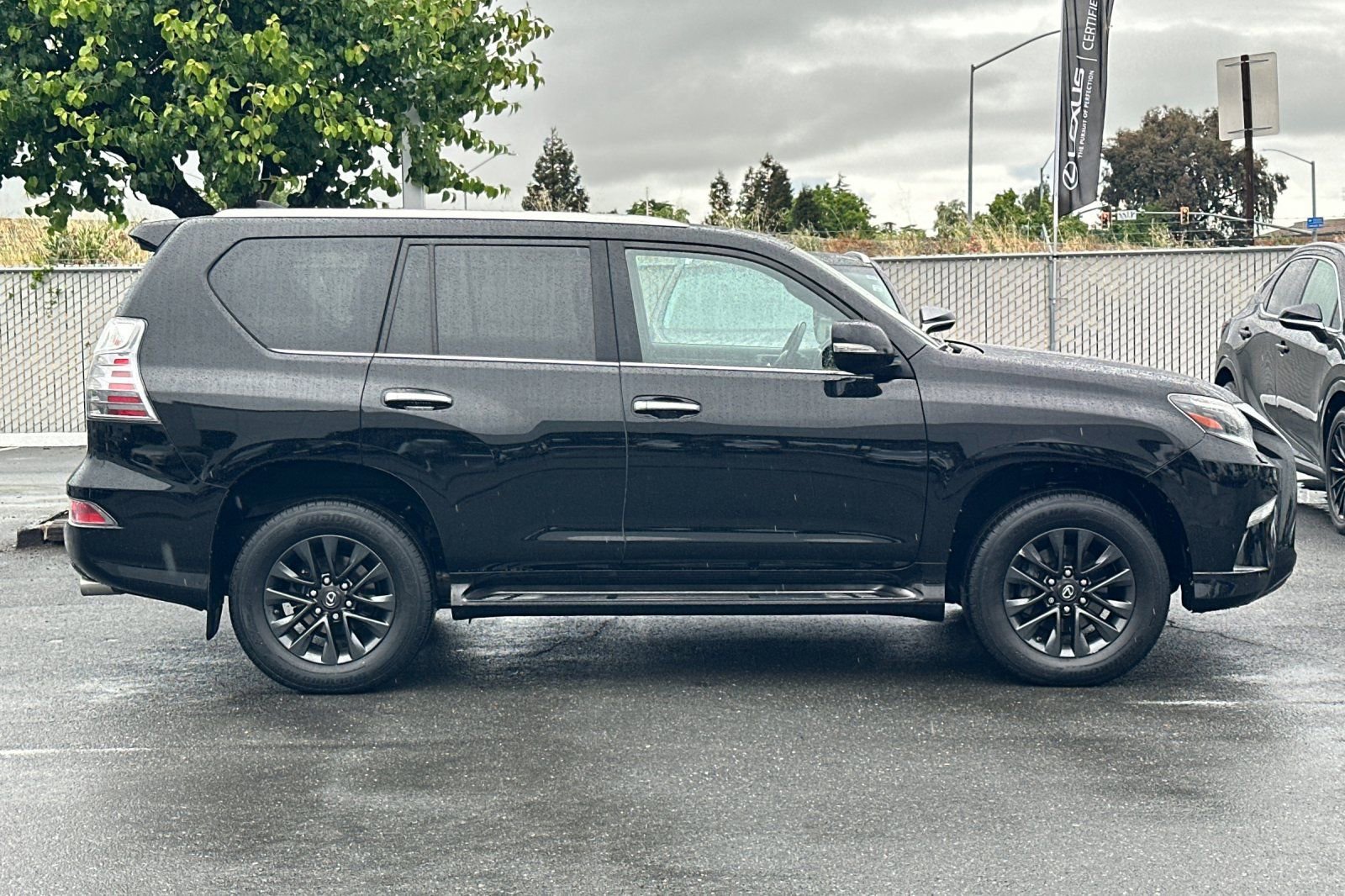 Used 2021 Lexus GX 460 Premium w/ Premium Package image 3