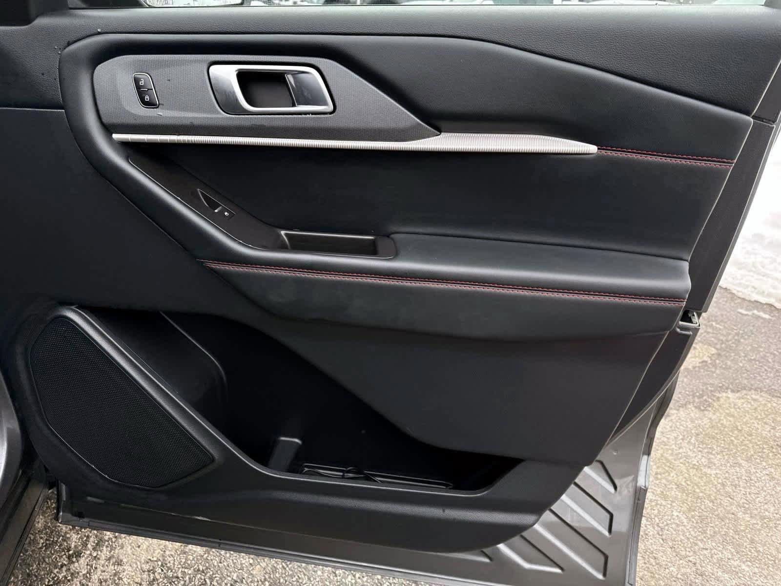 Used 2025 Ford Explorer ST-Line w/ ST-Line Street Pack image 10