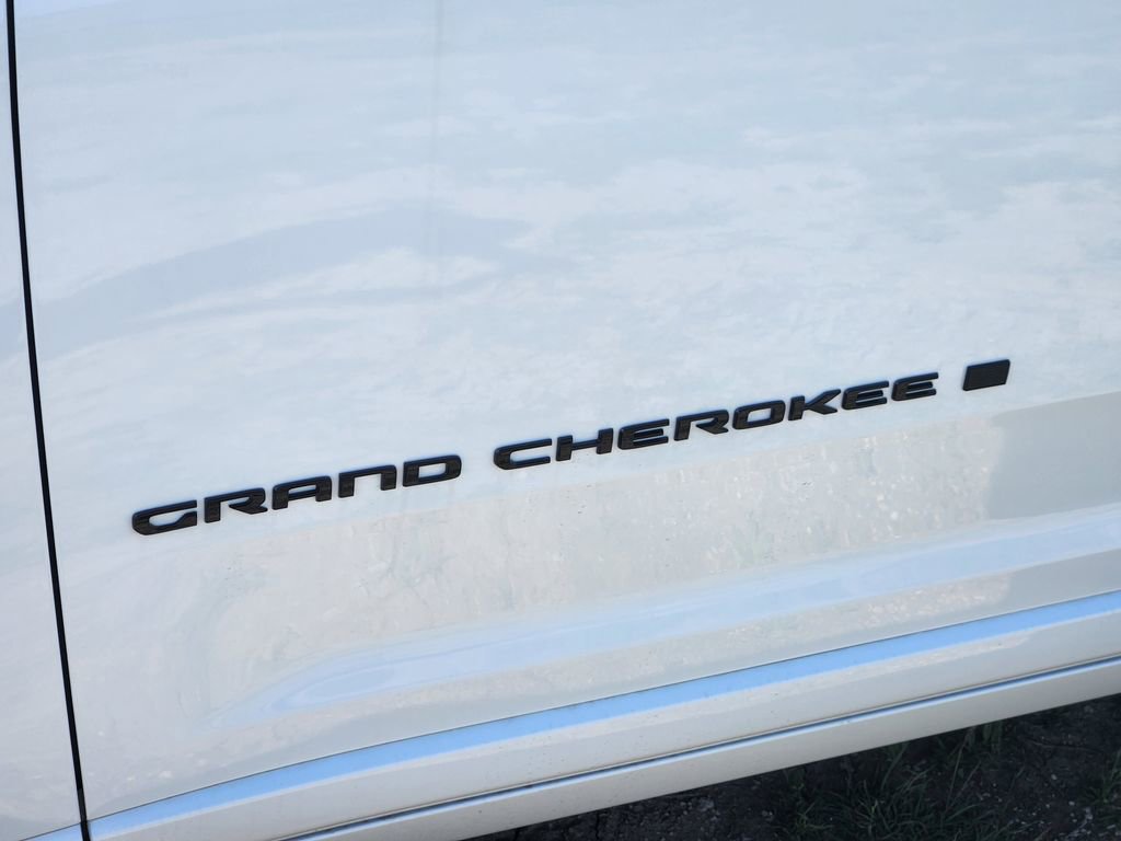 New 2026 Jeep Grand Cherokee L Summit w/ Obsidian Package AWD/4WD image 8