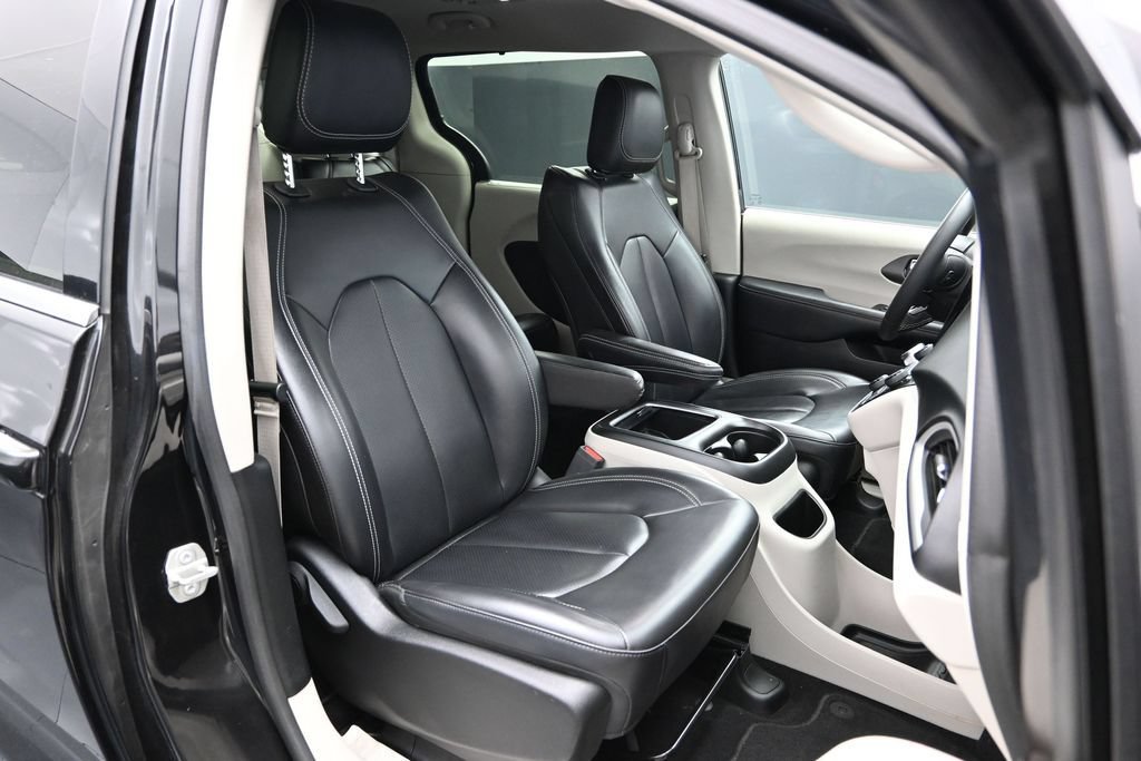 Used 2023 Chrysler Pacifica Touring-L FWD image 16