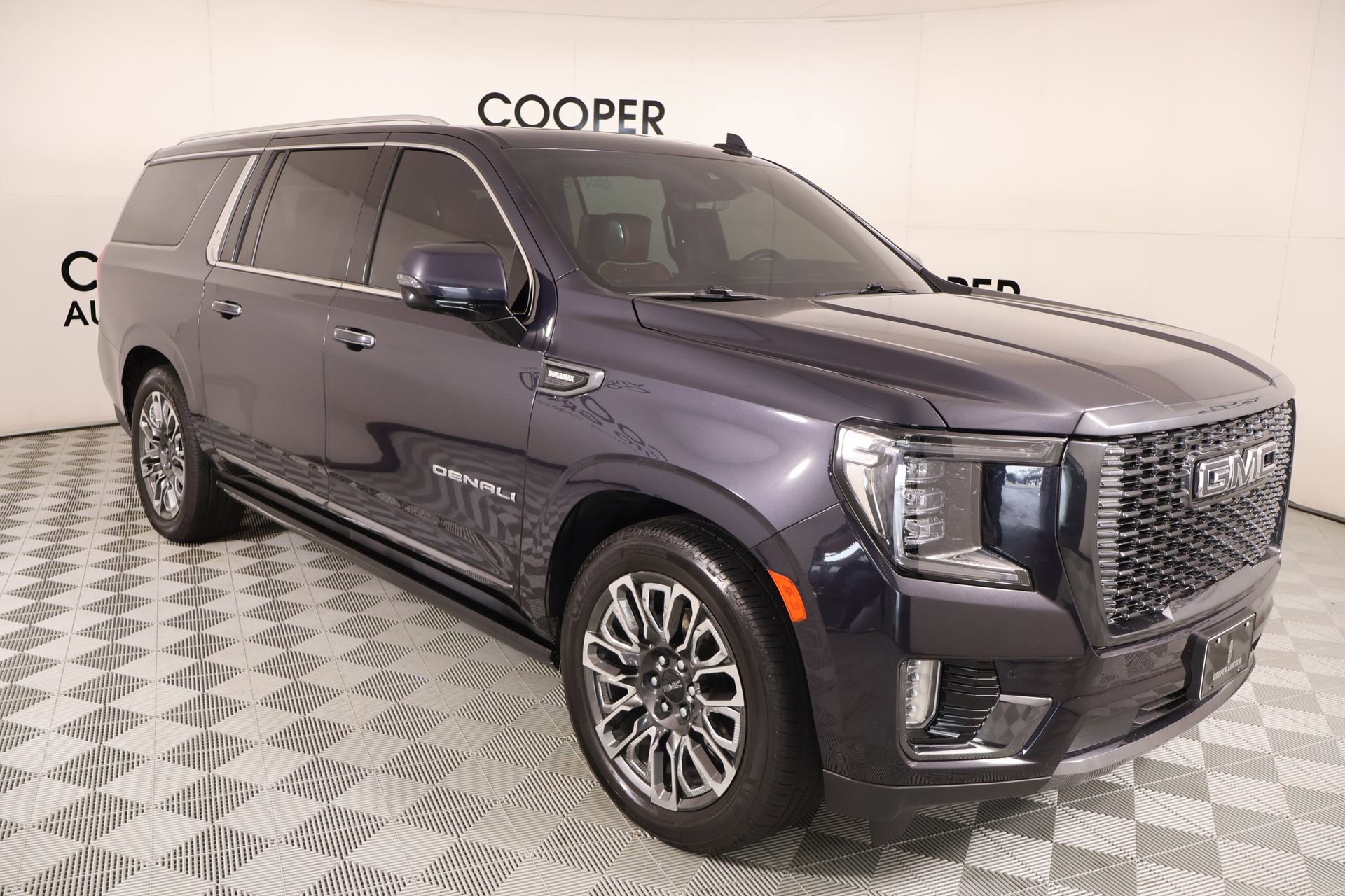 Used 2023 GMC Yukon XL Denali Ultimate image 1