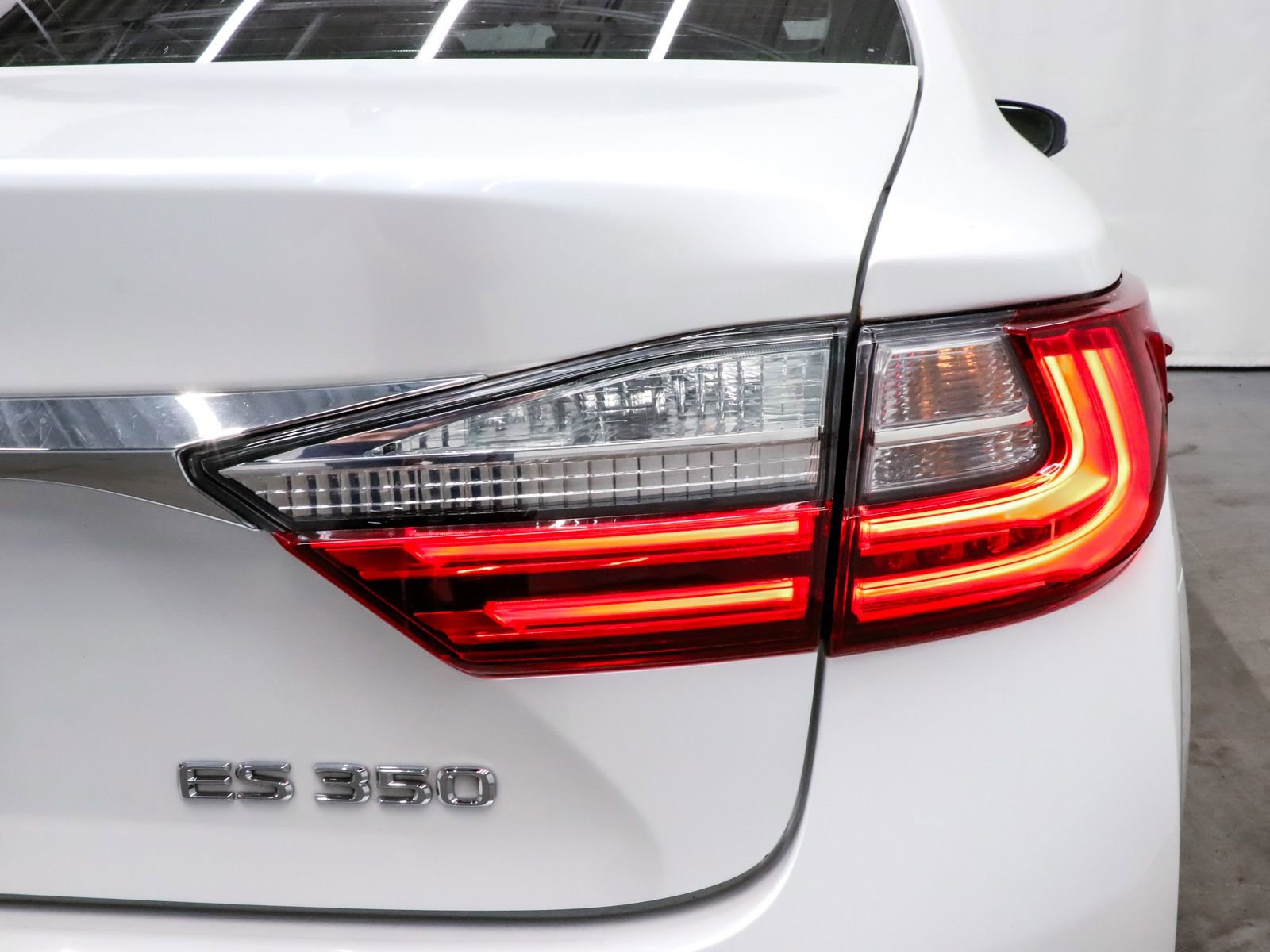 Used 2016 Lexus ES 350 w/ Luxury Package w/Wood Trim image 50