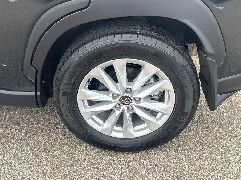 Used 2025 Toyota Corolla Cross LE w/ Moonroof Package image 38