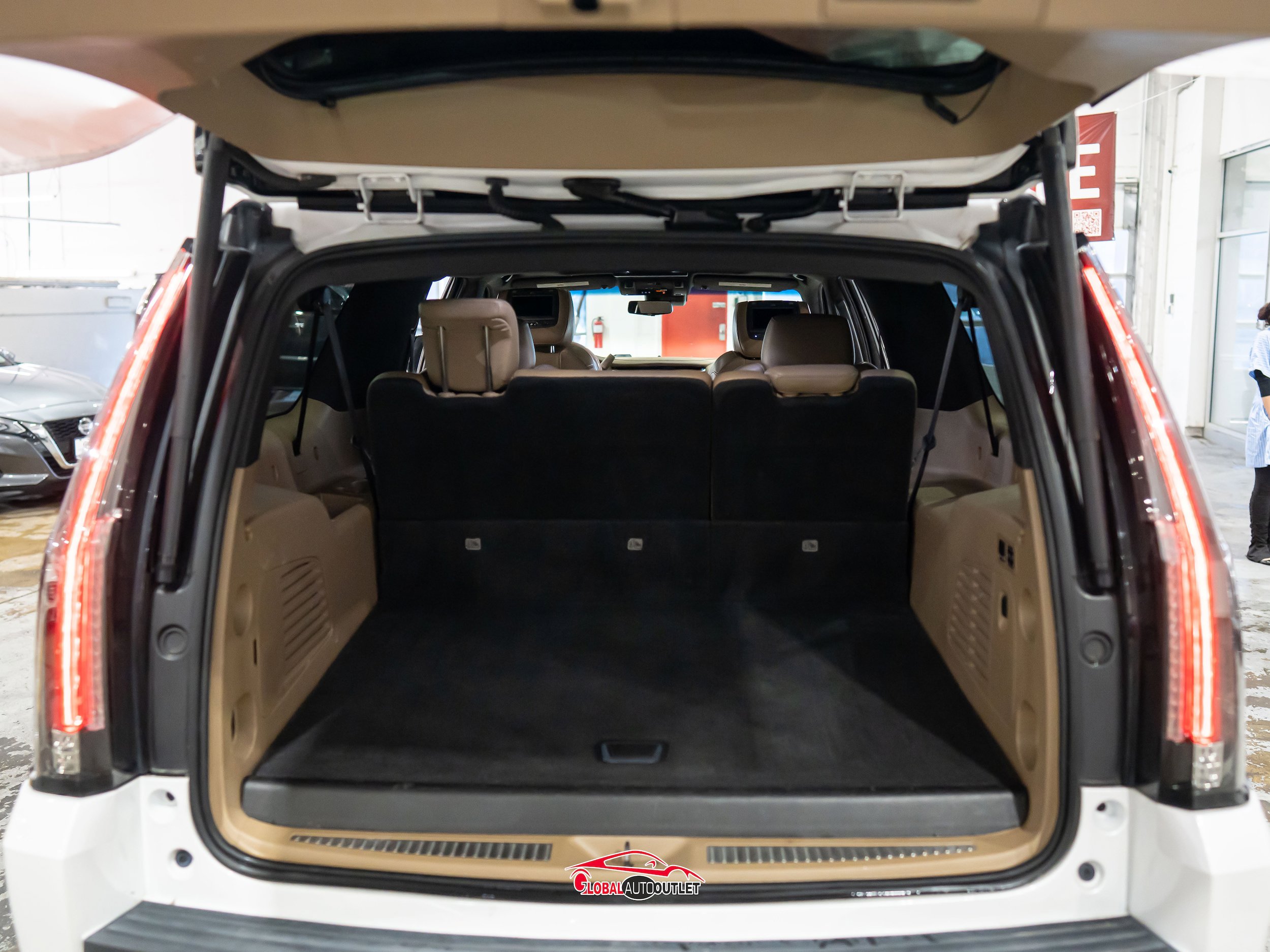 Used 2018 Cadillac Escalade ESV Platinum AWD/4WD image 49