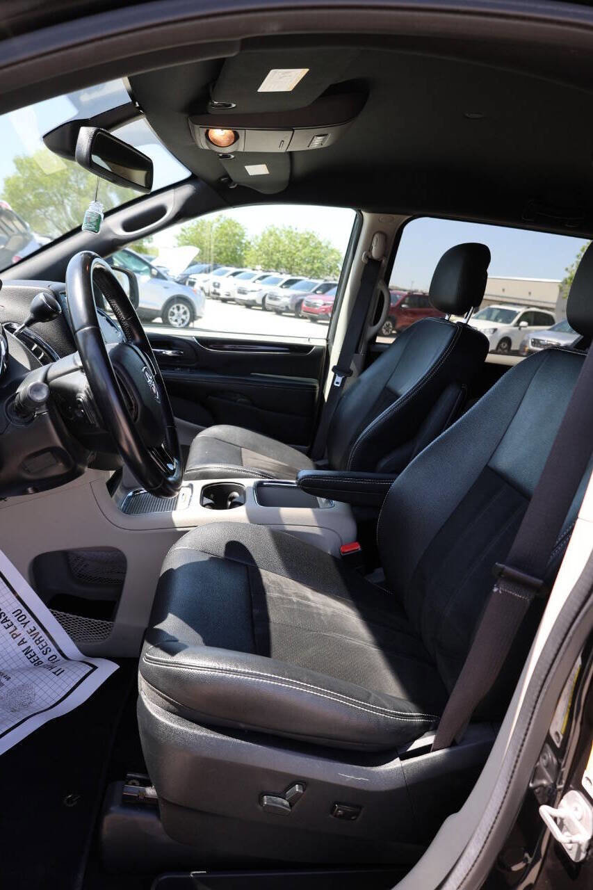 Used 2019 Dodge Grand Caravan SXT FWD image 13