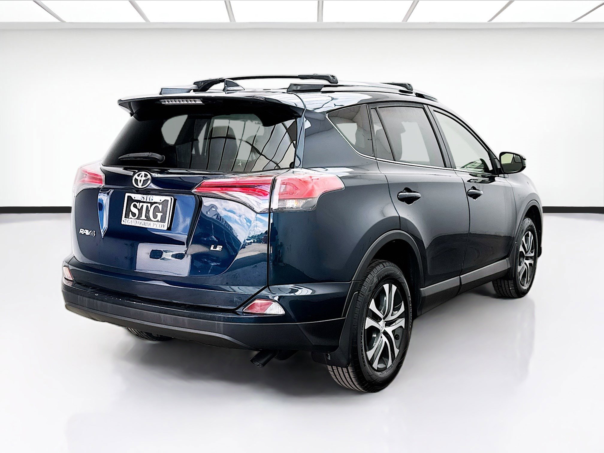 Used 2018 Toyota RAV4 LE w/ All Weather Liner Package FWD image 4
