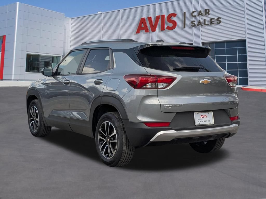 Used 2025 Chevrolet TrailBlazer LT AWD/4WD image 3