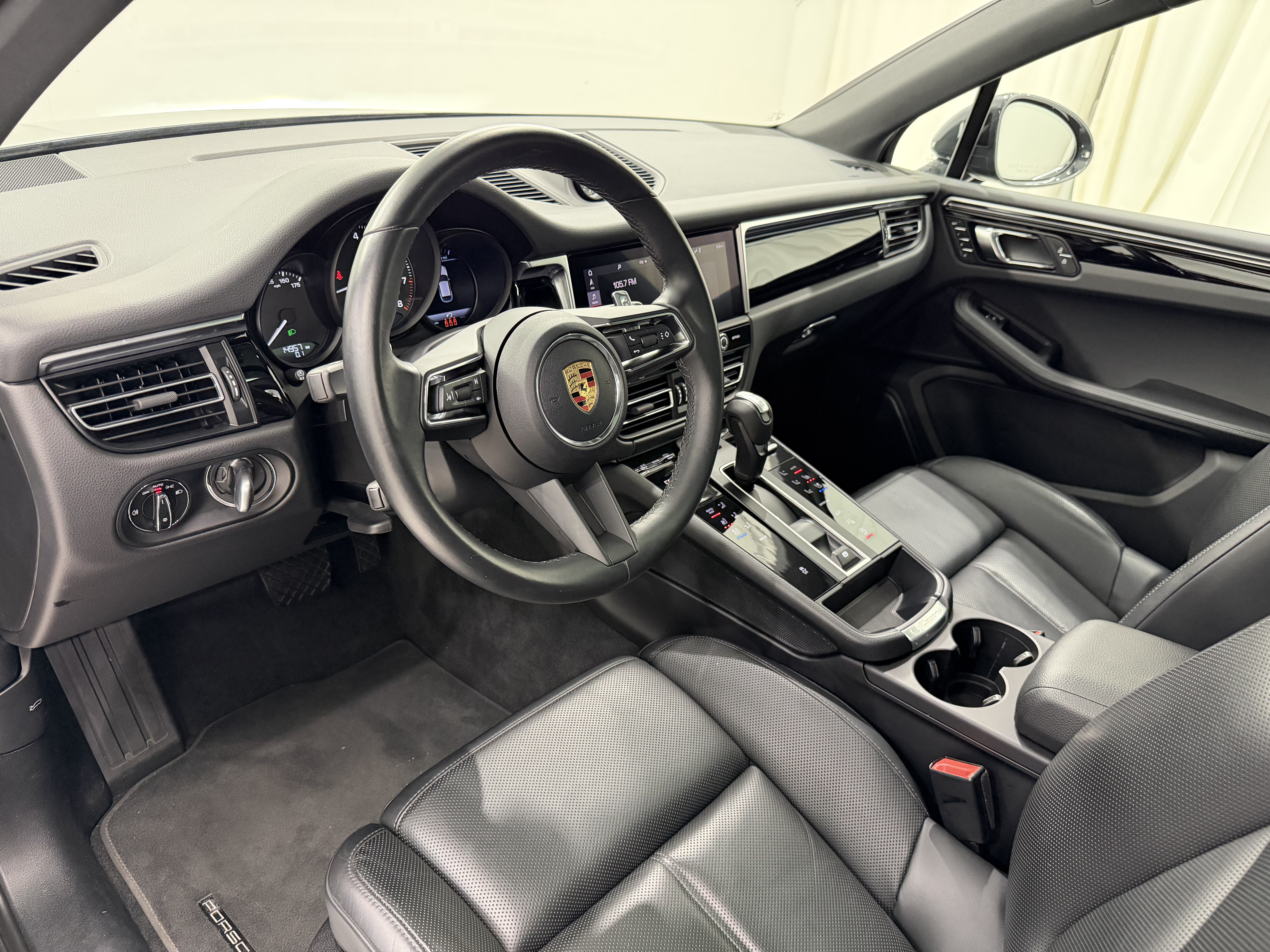 Certified 2024 Porsche Macan AWD/4WD image 4