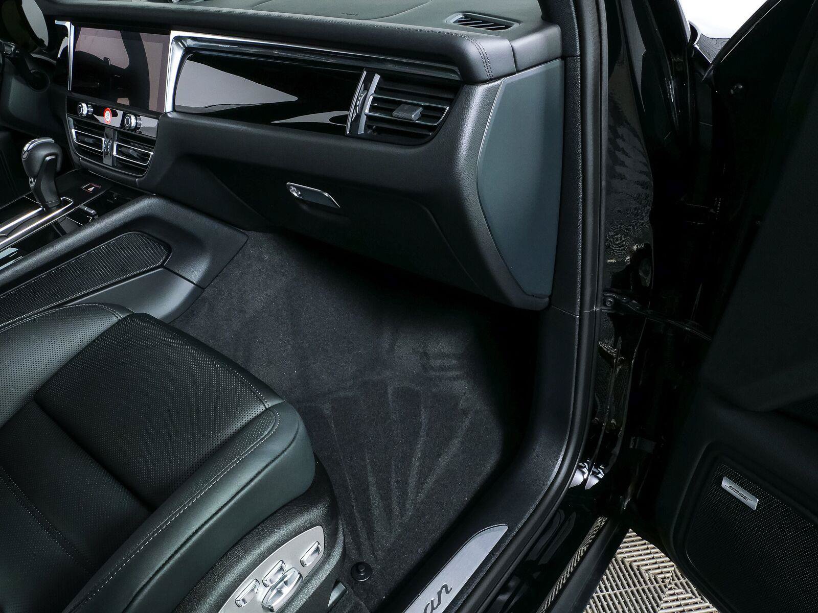 New 2026 Porsche Macan Turbo AWD/4WD image 27