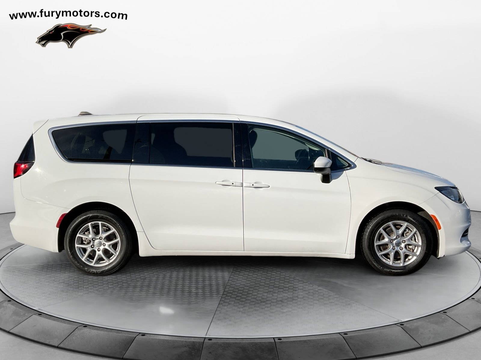 Used 2023 Chrysler Voyager LX image 2