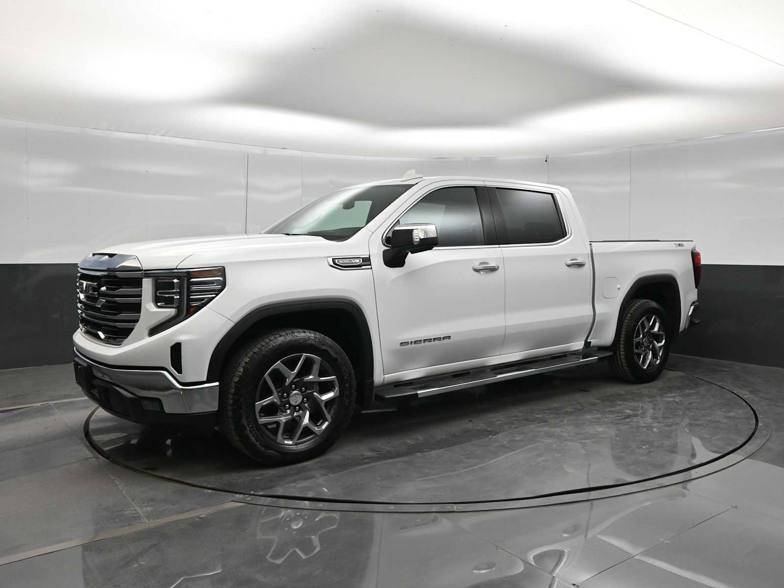 Used 2023 GMC Sierra 1500 SLT w/ SLT Premium Package AWD/4WD image 4