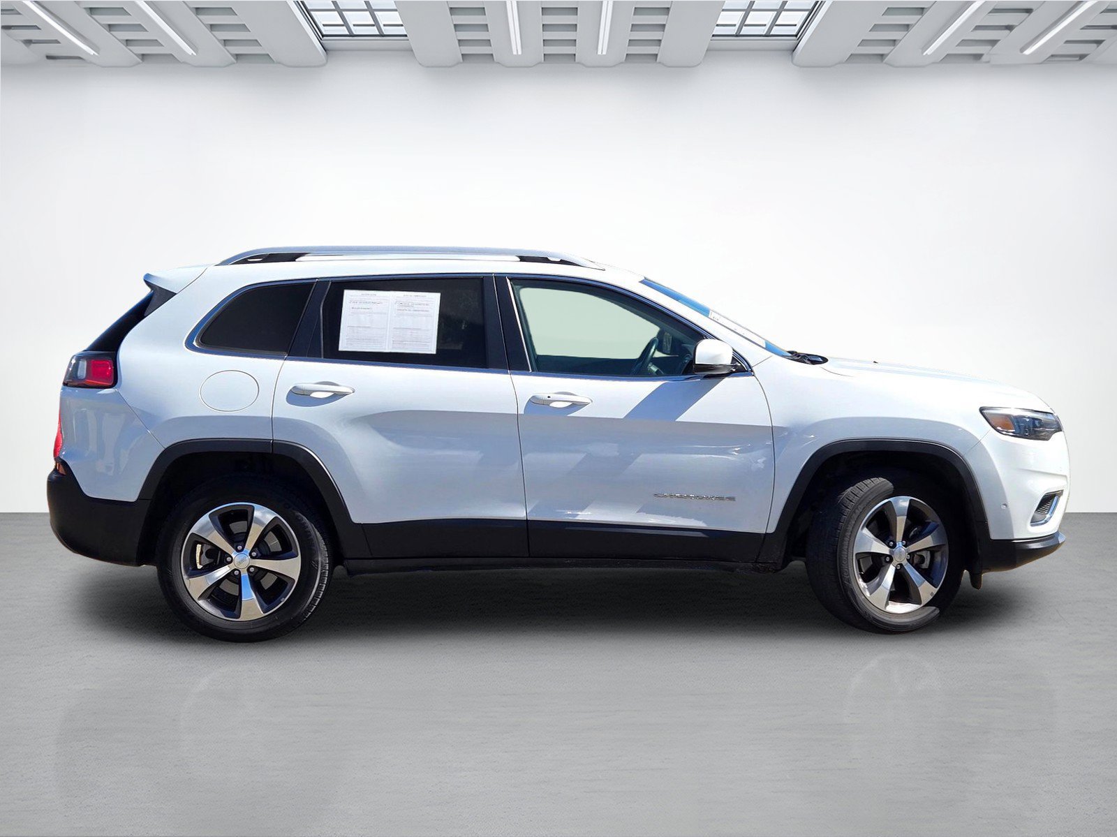 Used 2019 Jeep Cherokee Limited w/ Luxury Group AWD/4WD image 3