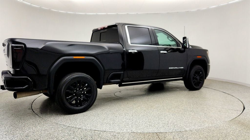 Used 2022 GMC Sierra 2500 Denali w/ Denali Black Diamond Edition AWD/4WD image 5
