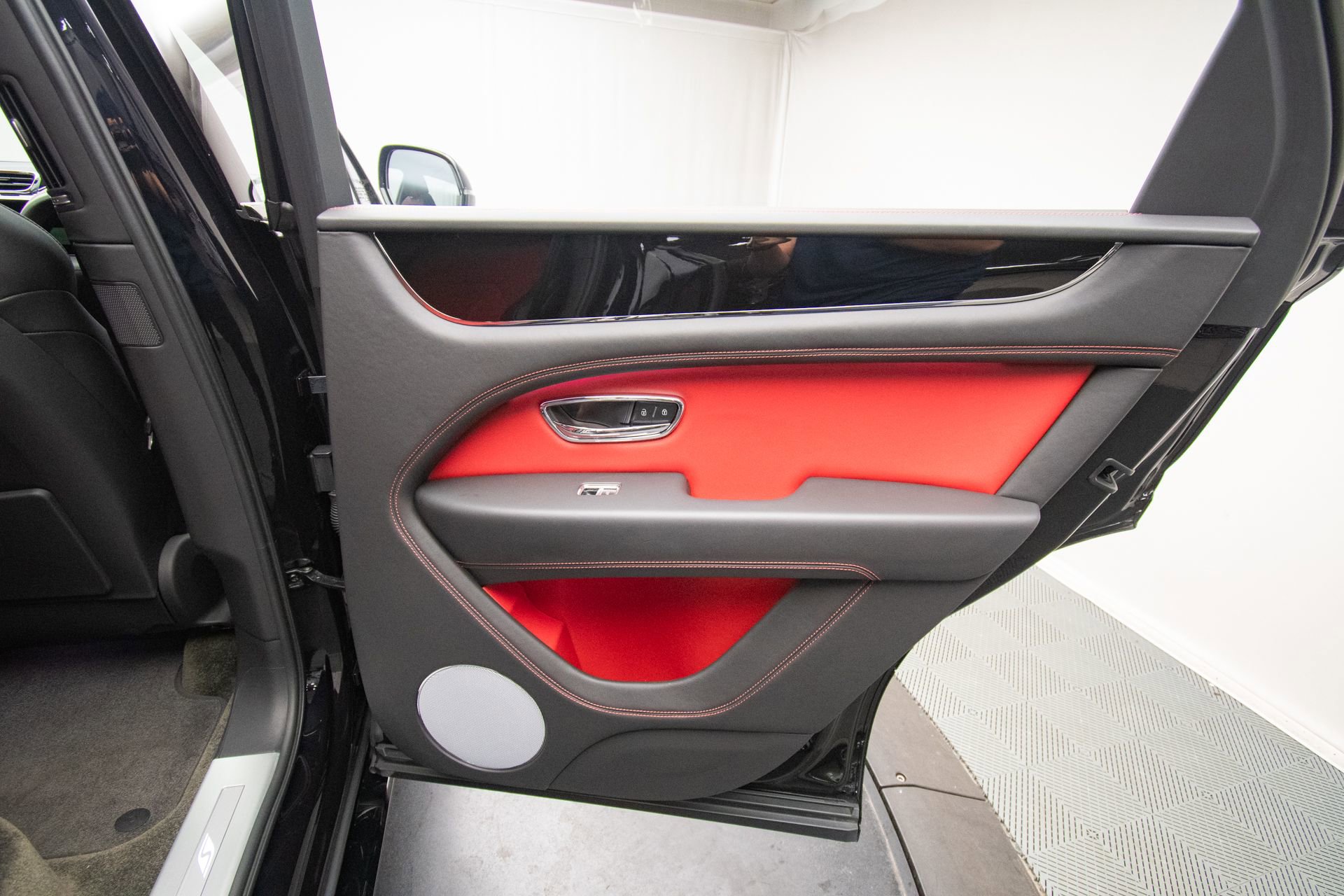 Used 2022 Bentley Bentayga image 39