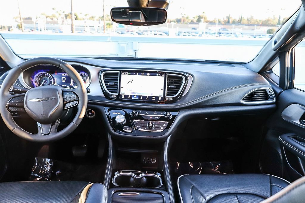 Used 2025 Chrysler Pacifica Limited FWD image 14