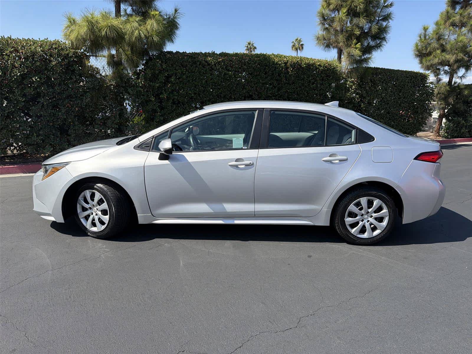 Used 2022 Toyota Corolla LE FWD image 3