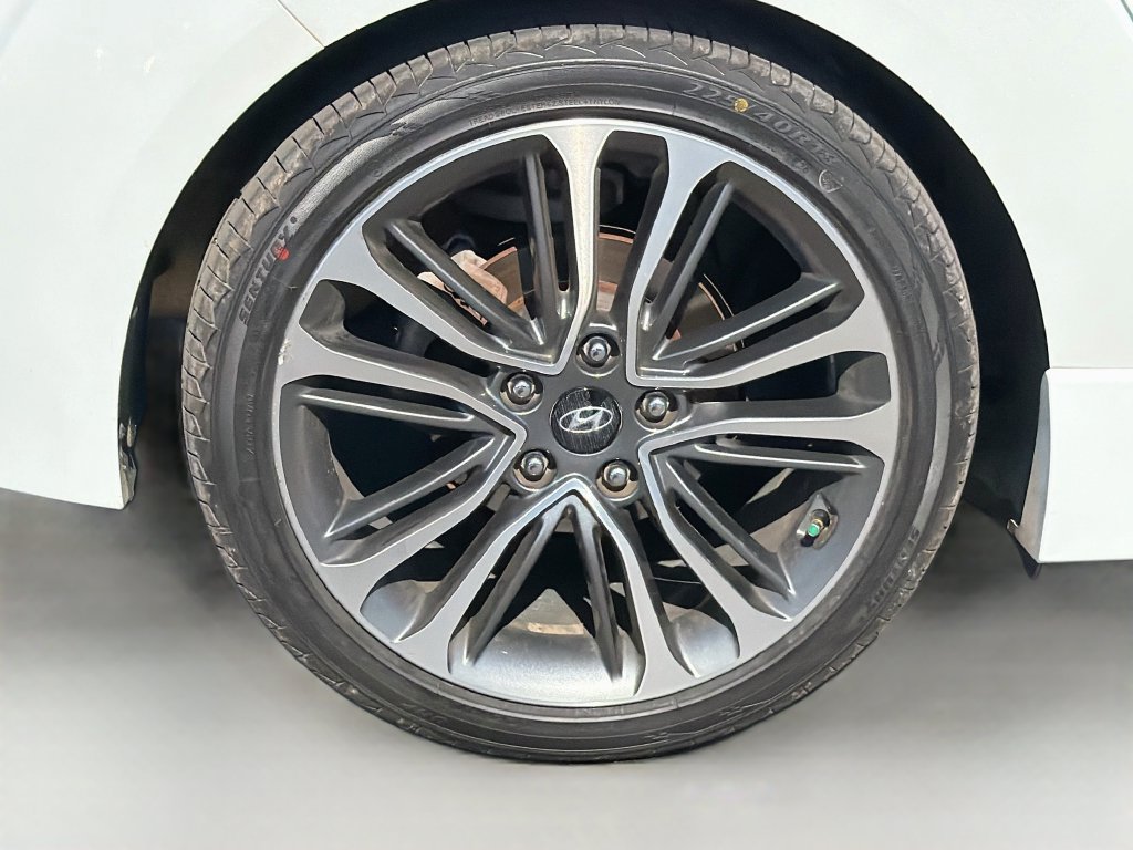 Used 2016 Hyundai Veloster Turbo FWD image 10