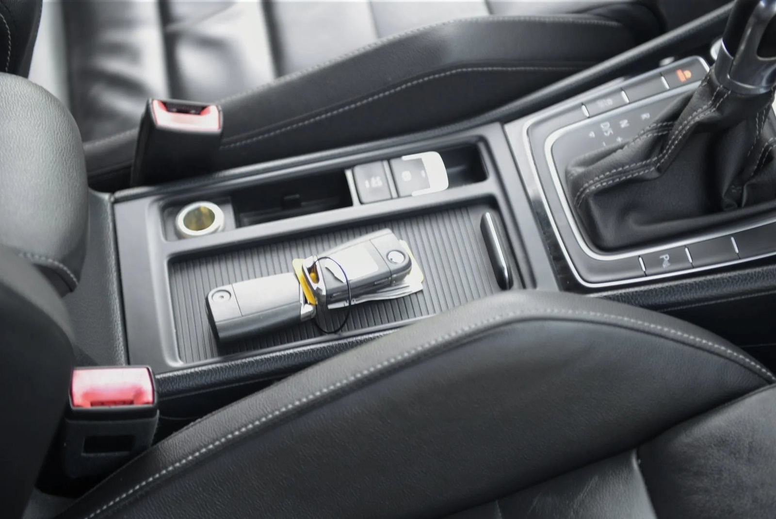 Used 2015 Volkswagen Golf R 4-Door AWD/4WD image 43