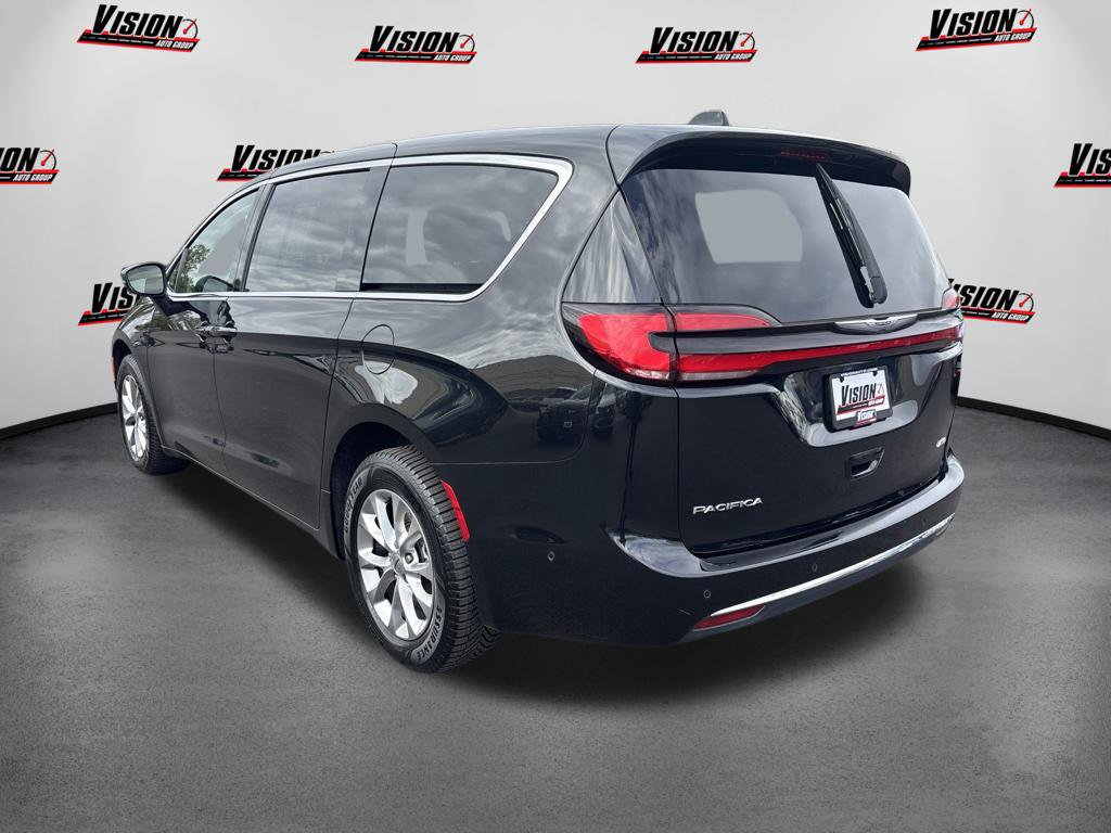 Used 2023 Chrysler Pacifica Touring-L AWD/4WD image 3