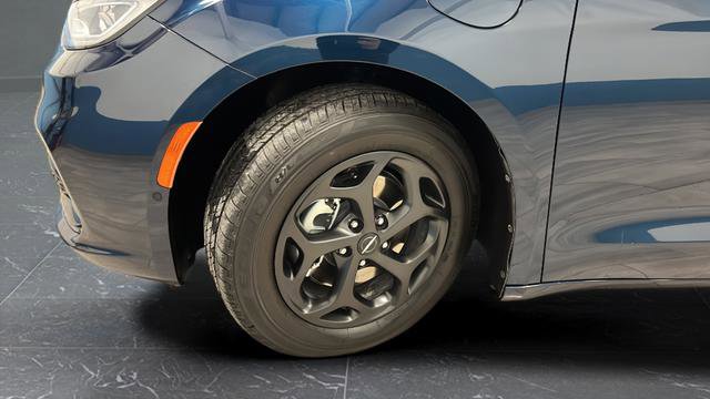 Used 2024 Chrysler Pacifica Select image 29