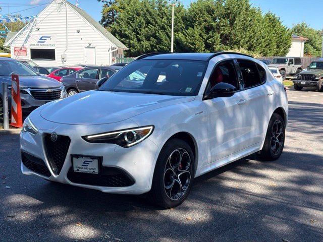 Used 2023 Alfa Romeo Stelvio Veloce AWD/4WD image 3