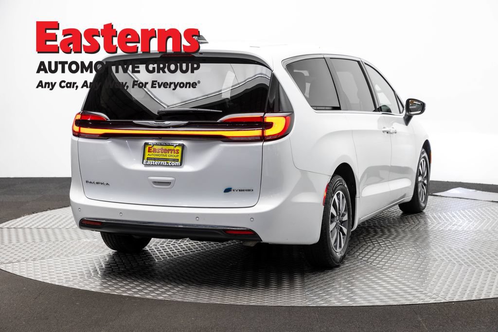 Used 2023 Chrysler Pacifica Touring-L FWD image 5