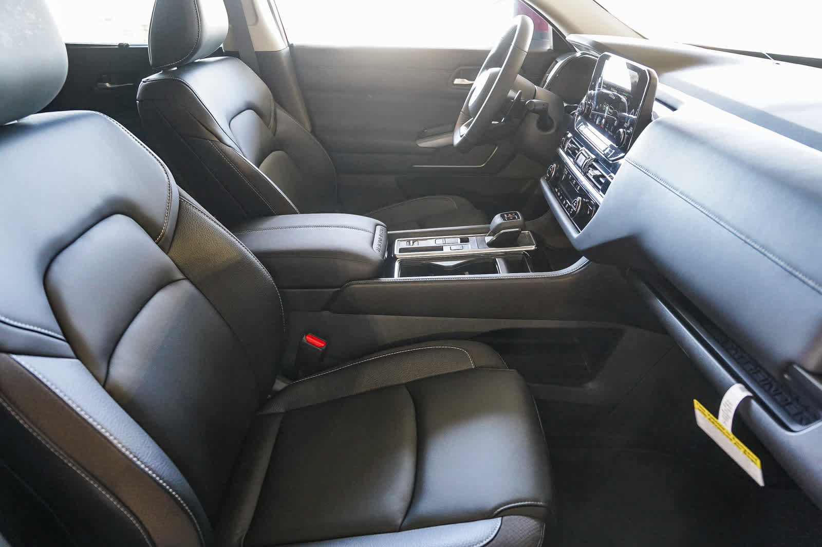 Used 2025 Nissan Pathfinder SL FWD image 18