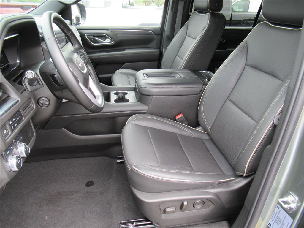 Used 2024 GMC Yukon XL SLT w/ SLT Premium Package image 16