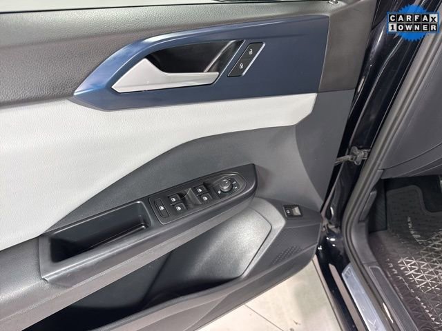 Used 2023 Volkswagen Taos SE w/ Black Wheel Package image 9