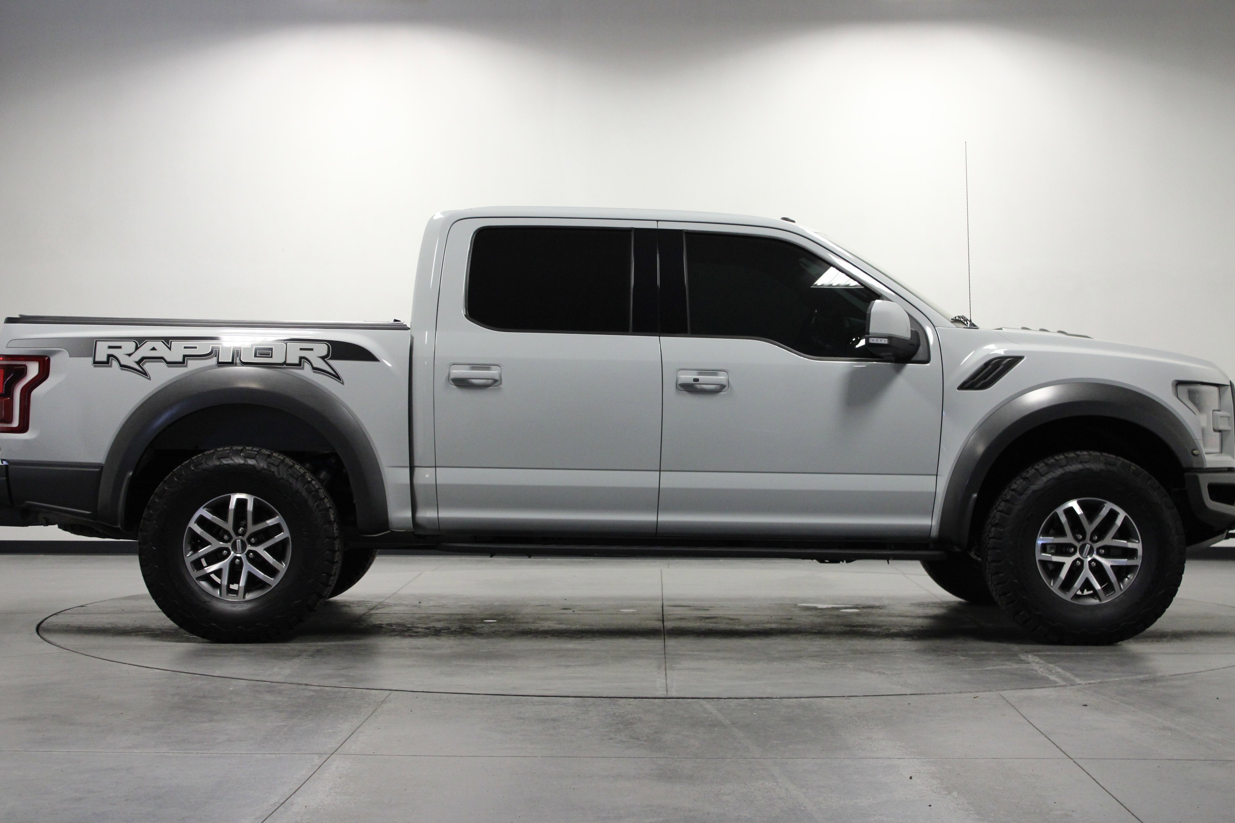 Used 2017 Ford F150 Raptor w/ Equipment Group 802A Luxury AWD/4WD image 3