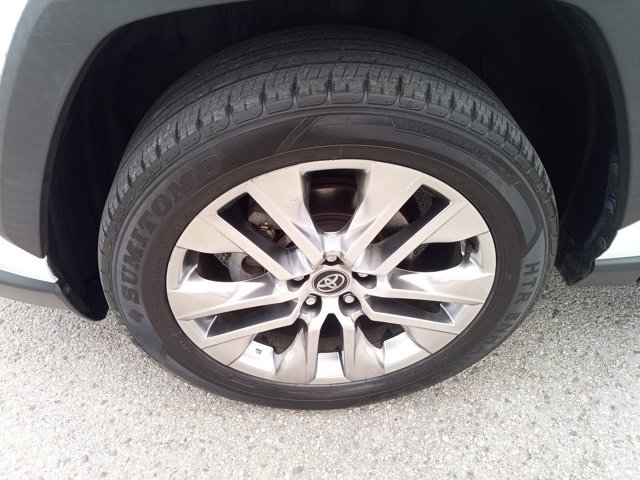Used 2020 Toyota RAV4 XLE Premium image 9