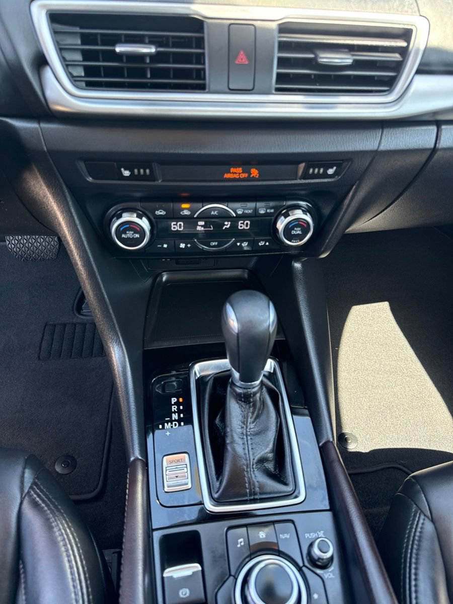 Used 2018 MAZDA MAZDA3 Touring FWD image 13