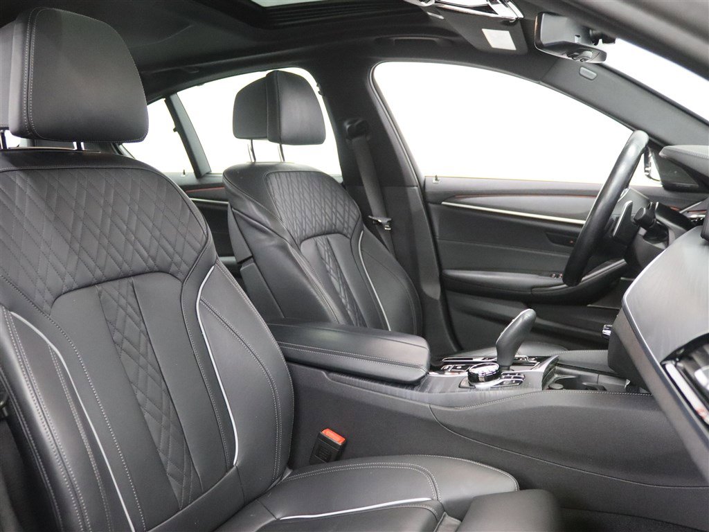 Used 2022 BMW M550i xDrive w/ Executive Package image 23