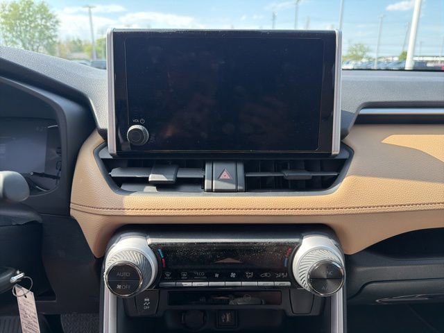 Used 2025 Toyota RAV4 LE AWD/4WD image 23