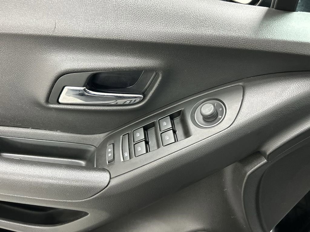 Used 2019 Chevrolet Trax LT w/ LT Convenience Package image 11