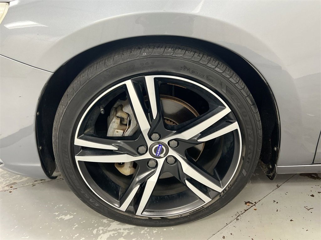 Used 2017 Volvo V60 T6 R-Design Platinum image 27