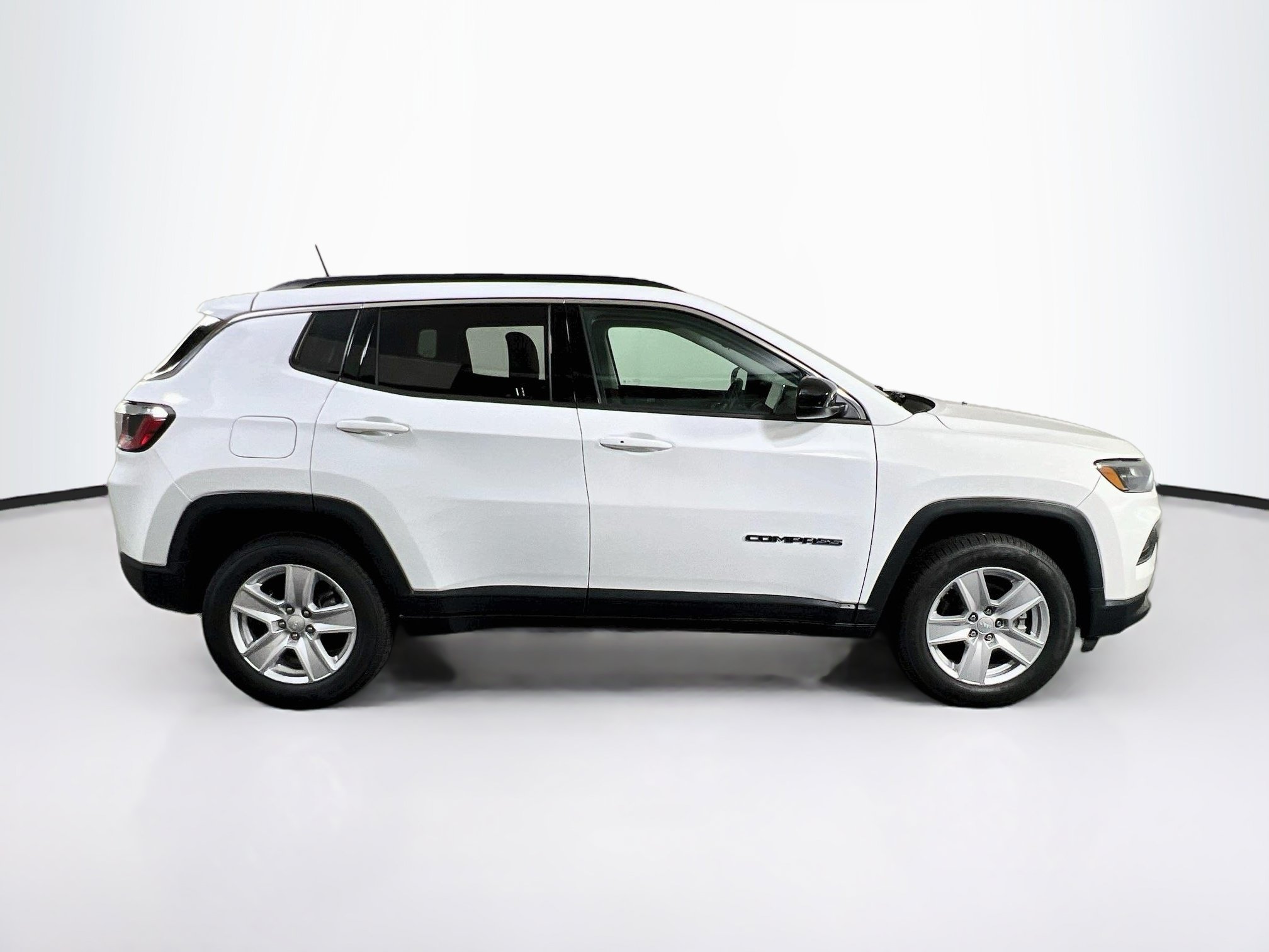 Used 2022 Jeep Compass Latitude w/ Sun and Sound Group AWD/4WD image 4